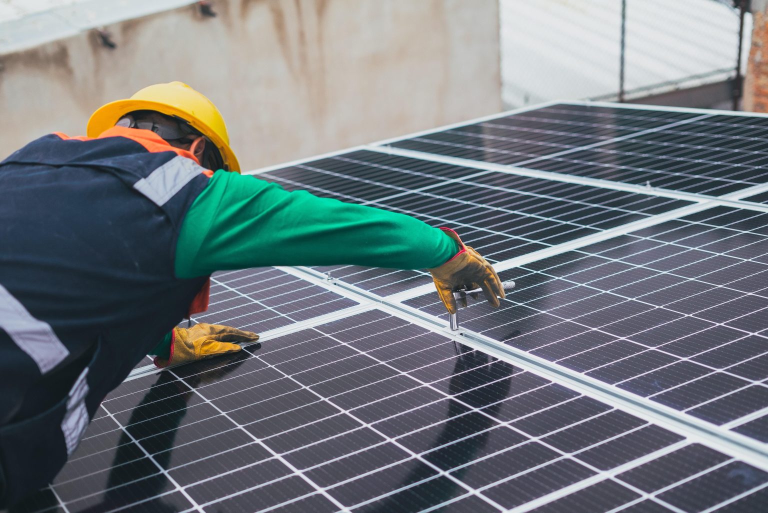Professionele zonnepanelen installeren met Houtman Elektrotechniek voor duurzame energie en lagere energiekosten